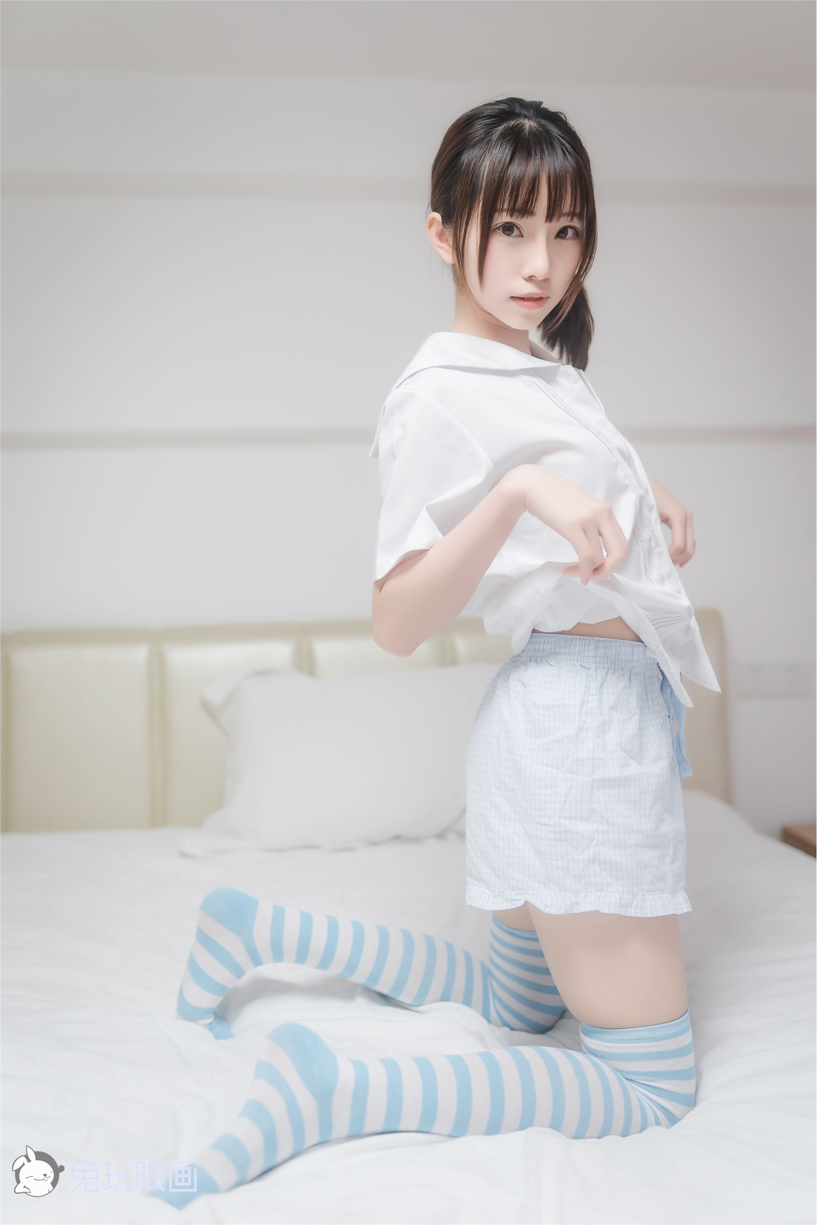 Rabbit Play Image VOL.049 Blue and White Striped Socks(17)